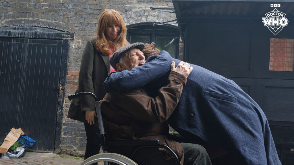 Donna e o Doutor se reencontram com Wilfred, avô da personagem em Doctor Who